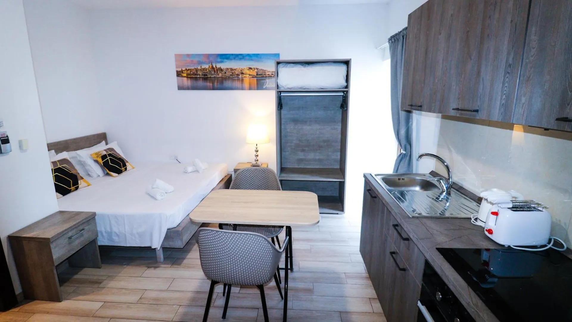Napoli Suites Studios Aparthotel Saint Julian's 3*,  Malta