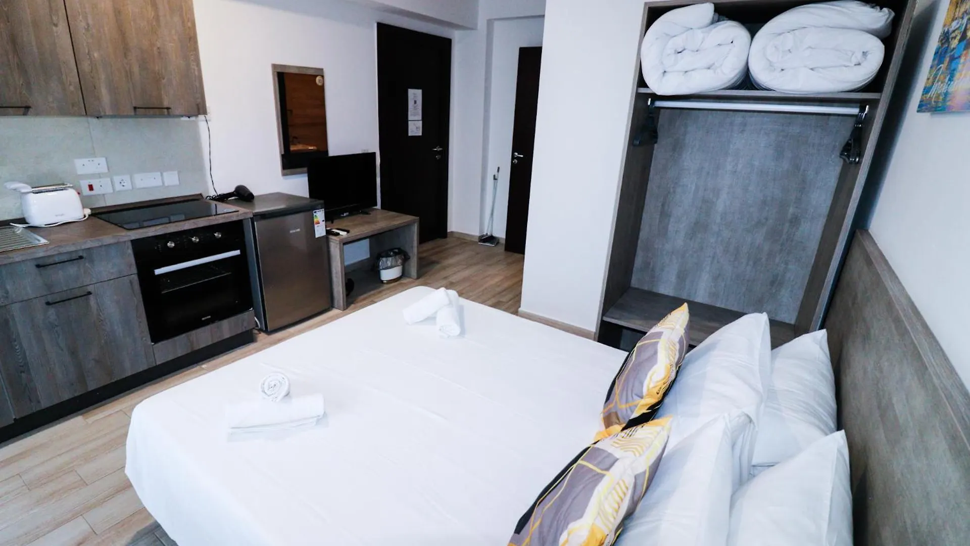 Napoli Suites Studios Aparthotel Saint Julian's 3*,  Malta